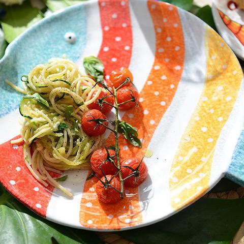 En färgglad tallrik med tomater och pasta på från det italienska märket för bordsporslin Modigliani.